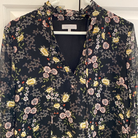 Short dress. Sheer sleeves. Liner for body. Cute flower pattern. Smoke free home - Picture 2 of 9